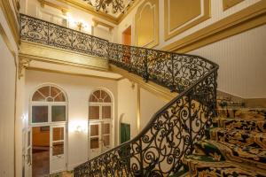尼赖吉哈佐卡罗纳酒店的铁艺栏杆房子的楼梯