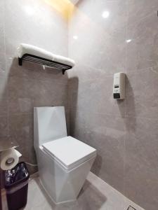 深圳广纳酒店（深圳福田店）的浴室配有白色卫生间和淋浴。