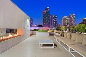 洛杉矶DTLA Escape Skyline views with luxury amenities的带沙发和壁炉的庭院,享有城市天际线