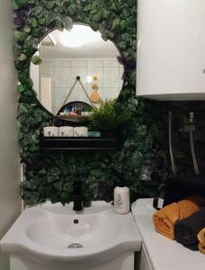 戈斯皮奇Honey house Lika的浴室设有白色水槽和镜子