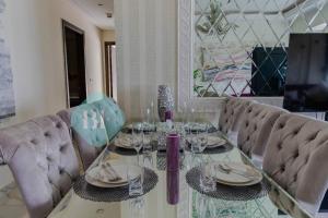 阿布扎比Grandeur 3 Bedroom In Wave的餐桌、椅子和玻璃桌