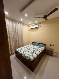 德奥加尔Shrinath Palace的一间卧室配有一张床和吊扇