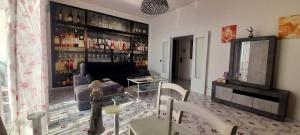 康加德马里尼Casa dei sogni的客厅配有沙发和桌子