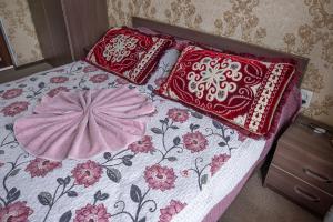 Imeni Karla MarksaGuest House Jekshen的床上有2个枕头