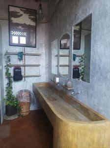 乌布Vin vin的一个带镜子的浴室内的大型木制浴缸