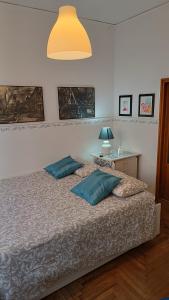 威尼斯Appartamento Alla Salute的一间卧室配有一张带两个蓝色枕头的床