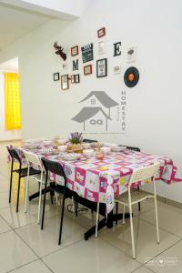 芙蓉Cosy Stay 99 Elvina Sendayan Dtempat舒适宁静之家的餐桌和桌布