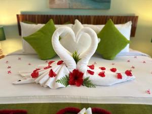 拉迪格岛卡巴内德艾格莉丝酒店的床上用毛巾制成的两天鹅