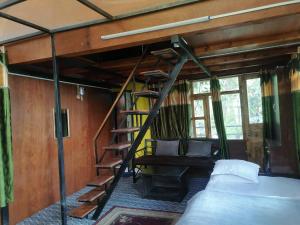 纳加阔特Jungle Crown Organic Homestay的一间卧室配有一张床,房间设有楼梯