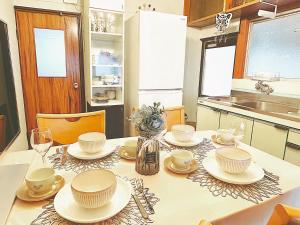 高松Classy仏生山的厨房配有带餐具的桌子