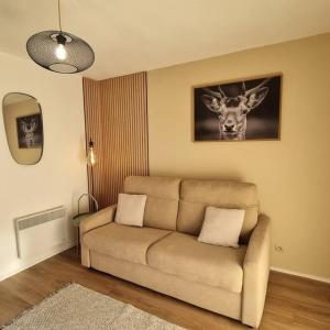 米茹Le Montagnard的客厅配有沙发和鹿的照片