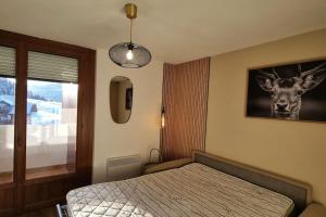 米茹Le Montagnard的卧室配有一张床铺,墙上挂着鹿的照片
