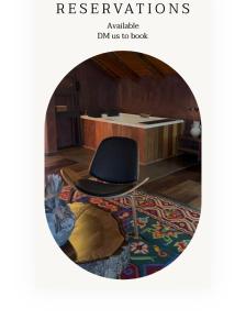 戈里察Dim's Hotel & Restaurant的一张黑椅子坐在房间里地毯上