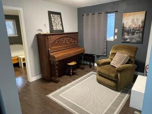 温哥华Suite Sunrise的客厅配有椅子和钢琴