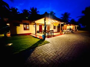 维勒珀图Green Sapphire Holiday Resort Wilpaththu的一间小房子,晚上设有庭院