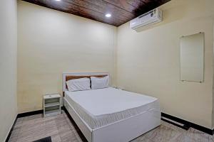 孟买OYO Sai Villa Lodging & Bording的小房间设有一张床和空调