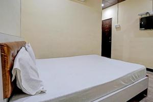 孟买OYO Sai Villa Lodging & Bording的一张位于带白色床垫的房间内的床铺