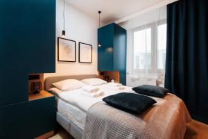克拉科夫Colorful Cracovia Apartments By Upstairs的一间卧室配有一张带两个枕头的床