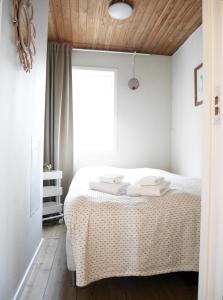 UndenäsCozy Hilltop Cottage With Fantastic View的一间卧室配有一张床,上面有两条毛巾