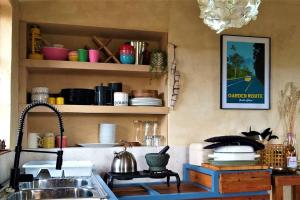 HopefieldFarm Stay: Enjoy Fynbos Views & Wood Fired Hot Tub的厨房设有水槽和餐具架