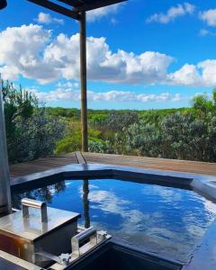 HopefieldFarm Stay: Enjoy Fynbos Views & Wood Fired Hot Tub的享有田野景致的游泳池
