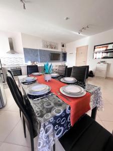 卢加Modern Spacious 2BD Penthouse with 2 Terraces - Close to Luqa Airport的餐桌、椅子和桌布