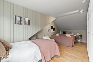雷克雅未克Venture Vacations-Massive Villa in Downtown Reykjavík with a Sauna的一间阁楼卧室,房间内设有两张床