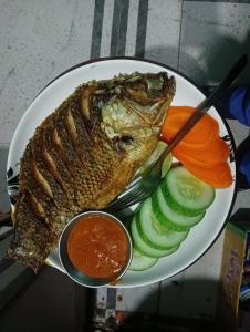 DeorāliHotel crunchy的盘子,带鱼,黄瓜和酱料的食品