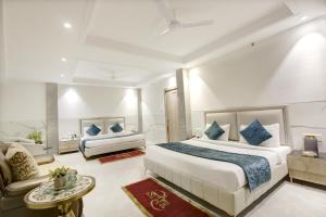 新德里Hotel International Inn - Near Delhi Airport的酒店客房带一张大床和一把椅子