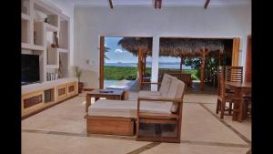贝岛Villa Agay的带沙发、电视和桌子的客厅