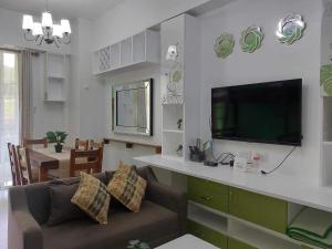 纳苏格布Pico De Loro staycation的带沙发和平面电视的客厅