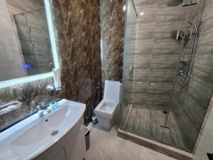 塔什干Homy House Hotel的带淋浴、卫生间和盥洗盆的浴室