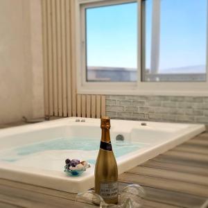 贝特谢安סוויטת אדל的浴缸内的一瓶香槟