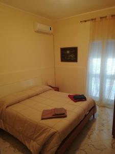 阿沃拉Villa Gallina的一间卧室配有一张床,上面有两条毛巾