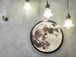 台中市一中安心租 有統編收據 現場有人員接待的月亮和两盏灯的照片