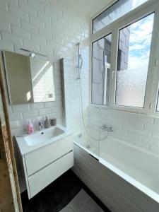 安特卫普Boho Apartments - 2 Bedrooms的白色的浴室设有水槽和浴缸。