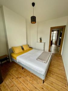 安特卫普Boho Apartments - 2 Bedrooms的木地板客房的一张床位