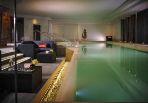 韦斯特波特西港海岸酒店 的带沙发的房间的游泳池以及客厅