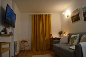 库尔布瓦Studio 88的带沙发和黄色窗帘的客厅