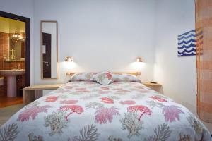 马奥莱B&B Galatea的一间卧室配有一张带花卉床罩的床