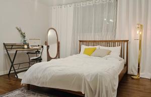 首尔Brick stay的一间卧室配有一张带镜子的床和一张书桌