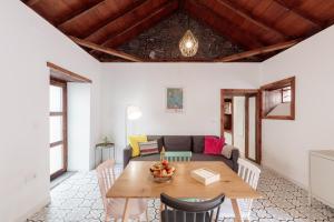 洛斯·亚诺斯·德·阿里丹Casa Canaria Azucena的客厅配有桌子和沙发