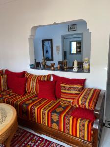 沃利迪耶Latifa house的带沙发和镜子的客厅