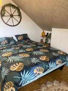 卢维耶Jungle Cosy的一间卧室配有一张热带印花床