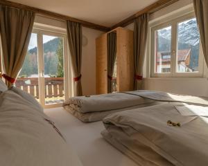 布拉伊埃斯Garni Bergblick的卧室在窗户前配有两张床