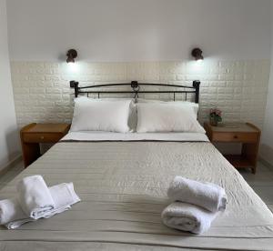 奈德里Oscar Hotel Lefkada的一间卧室配有带毛巾的床