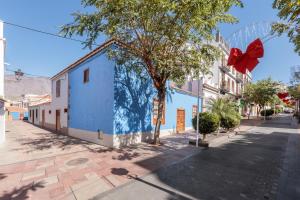 洛斯·亚诺斯·德·阿里丹Casa Canaria Azucena的一条有红色弓的建筑的街道