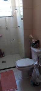 阿拉卡茹Apartamento térreo, 2 quartos, 300m da praia de Atalaia, Aracaju的带淋浴、卫生间和盥洗盆的浴室