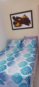 阿拉卡茹Apartamento térreo, 2 quartos, 300m da praia de Atalaia, Aracaju的一张带蓝色和白色棉被的床