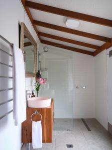 马奇Shawwood Cottage的一间带水槽和镜子的浴室